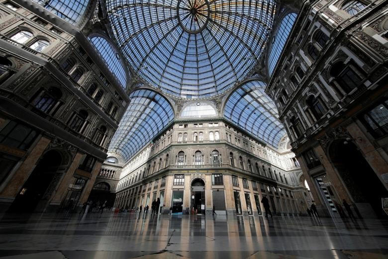Mọi người đi bộ trong Galleria Umberto Tôi trưng bày một ngày sau khi chính phủ Ý ra sắc lệnh đóng cửa rạp chiếu phim, trường học và kêu gọi mọi người làm việc ở nhà và không đứng gần nhau hơn một mét, ở Napoli, ngày 5 tháng 3.