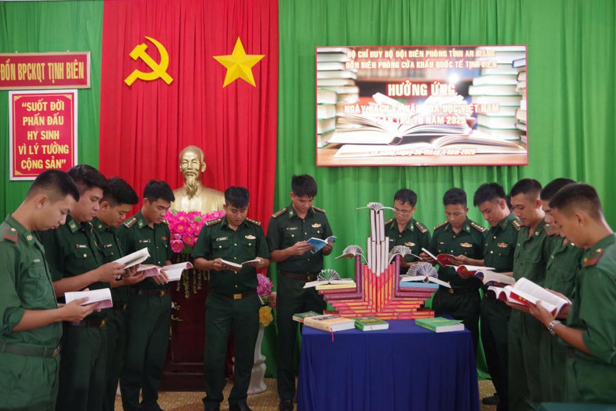 Đồn Biên phòng cửa khẩu quốc tế Tịnh Biên hưởng ứng ngày sách và văn hóa đọc Việt Nam lần thứ tư năm 2025.