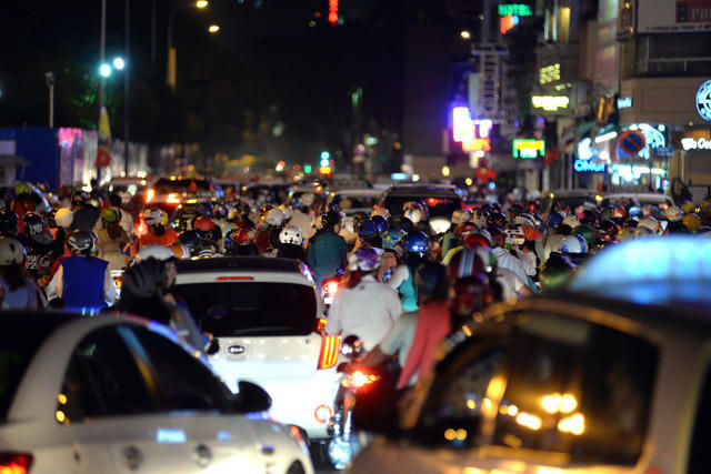 Tại các con đường trung tâm thành phố, các phương tiện đông nghìn nghịt, không thể di chuyển.