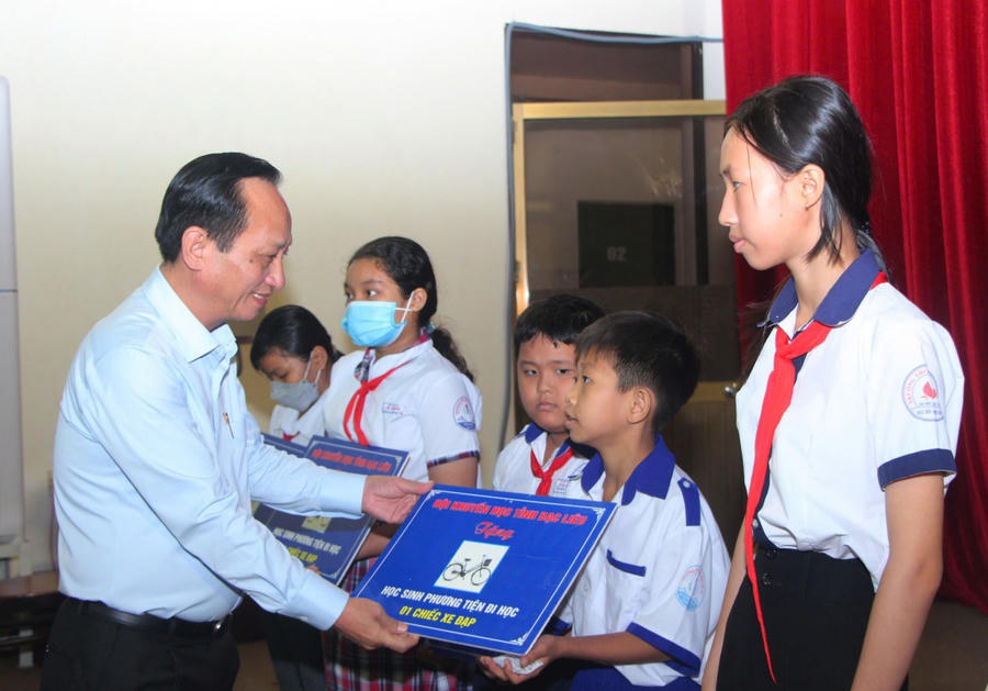 Ông Phạm Văn Thiều – Phó Bí thư Tỉnh ủy, Chủ tịch UBND tỉnh Bạc Liêu, trao xe đạp cho các em học sinh có hoàn cảnh khó khăn.