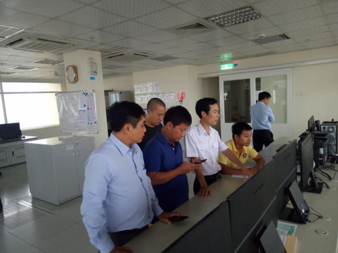 Tập trung trong nhà điều hành chờ bão đến.