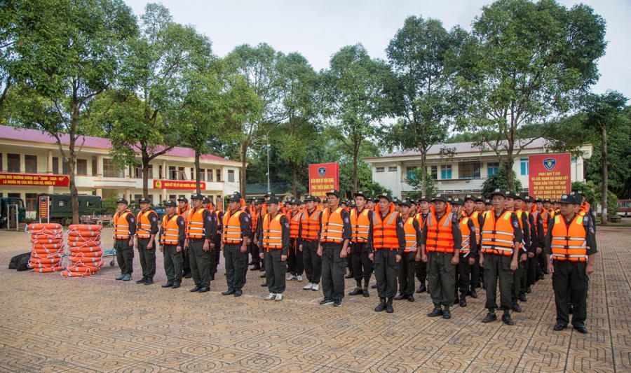 Phóng Cảnh sát cơ động Công an tỉnh Đắk Lắk xuất quân hỗ trợ chống bãi cho người dân.