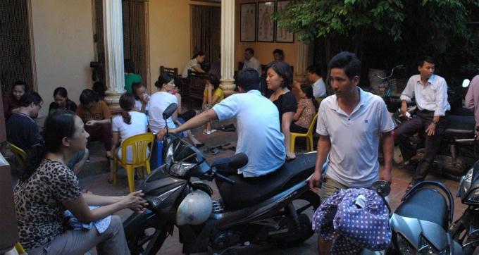 Theo ghi nhận của nhóm pv chúng tôi, mới 7h sáng nhưng đã rất đông bệnh nhân tìm đến nhà lương y Hiền.