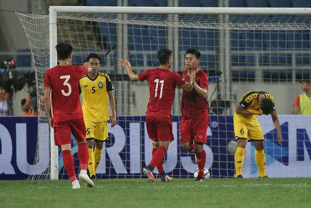 Thành Chung (số 16) được đẩy lên đá tiền đạo ở nửa cuối hiệp 2 trận gặp U23 Brunei