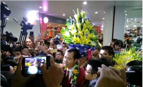 Đúng 21h30 ngày 14/8, Hoàng Xuân Vinh đã có mặt ở sân bay Nội Bài