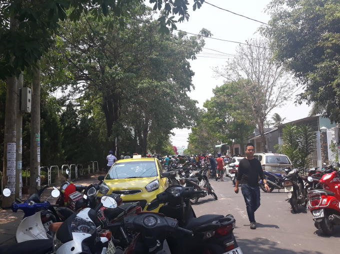 Hàng trăm người dân đến chứng kiến hiện trường vụ án
