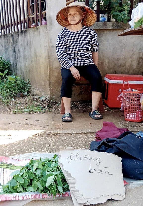 Bà cụ tại xã Nam Cường, huyện Chợ Đồn không bán mà chỉ cho ai cần thì lấy. (Ảnh Hồng Khánh)