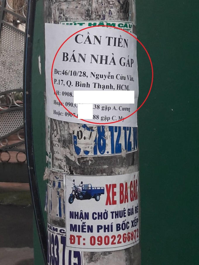 Nhà ông Kim bị sách nhiễu vì bị người lạ dán giấy rao bán ngoài đường.