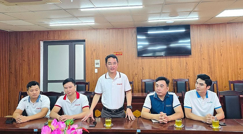 Tiến sỹ Vũ Hoài Nam, Tổng Biên tập Báo Pháp luật Việt Nam động viên và dành những lời chúc tốt đẹp nhất, với mong muốn ngành giáo dục tỉnh Lào Cai sớm vượt qua khó khăn.