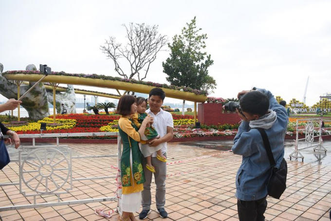 Nhiều gia đình chọn ghi lại khoảnh khắc tại đường hoa xuân với Cầu Vàng mô phỏng