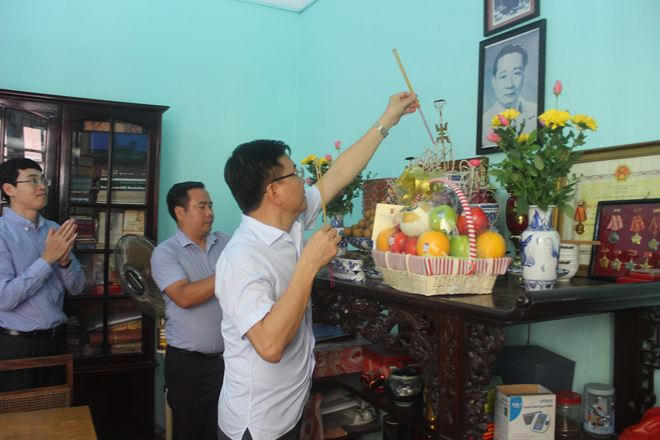 Bộ trưởng Lê Thành Long thắp hương tưởng nhớ cố Bộ trưởng Phan Hiền.