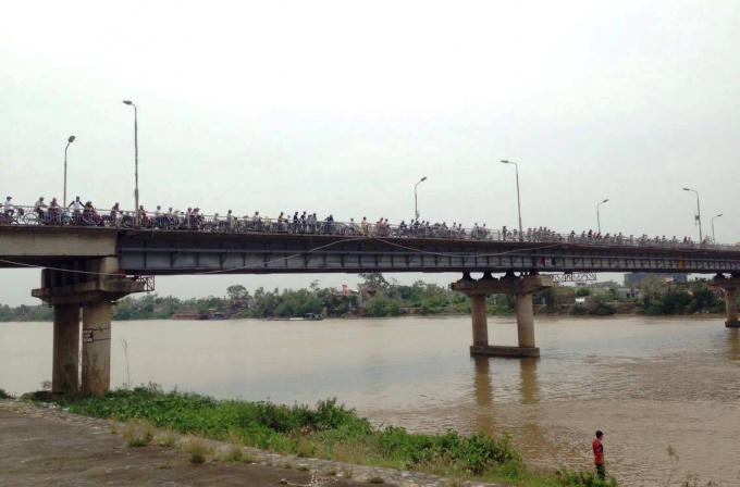 Rất đông người dân có mặt trên cầu để xem lực lượng cứu hộ tìm kiếm.