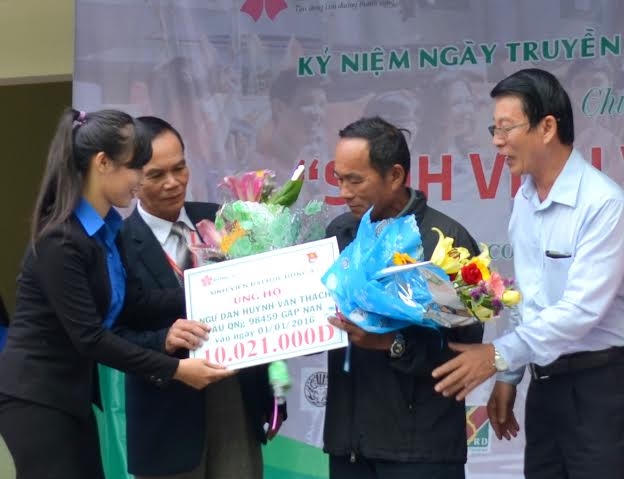 Lãnh đạo nhà trường trao cho ngư dân bám biển.