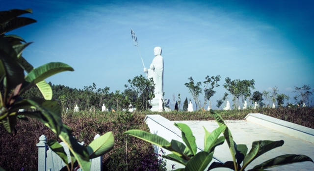Quần thể tượng được bố trí hài hòa giữa thiên nhiên xanh mát.