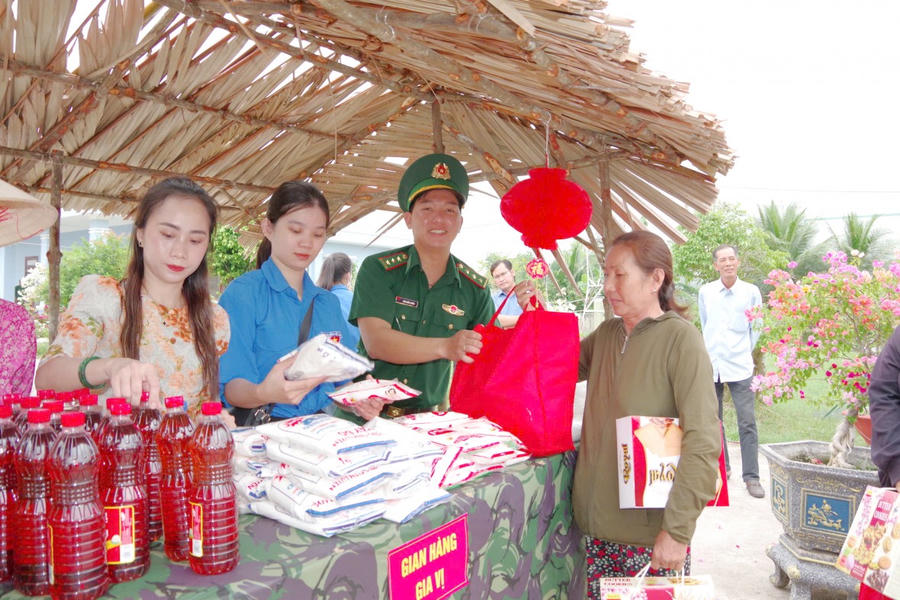Tặng thực phẩm tươi sống trong gian hàng “0” đồng cho người dân.