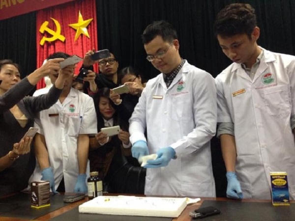 Thử nghiệm 3 loại dầu cá có xuất xứ khác nhau trên xốp. Ảnh: Ng. Dung