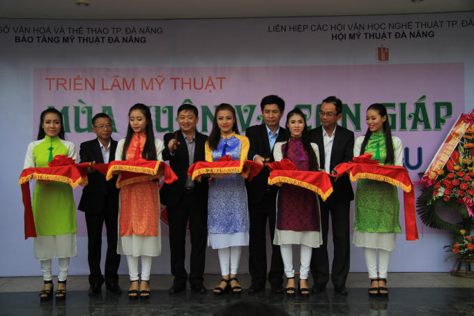 Lễ cắt băng khai mạc triển lãm "Mùa Xuân và Con Giáp".