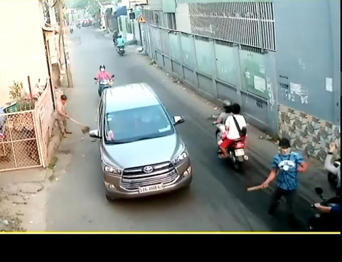 Ông Sơn bị nhóm đối tượng lạ mặt chặn đường đánh (ảnh cắt từ clip).