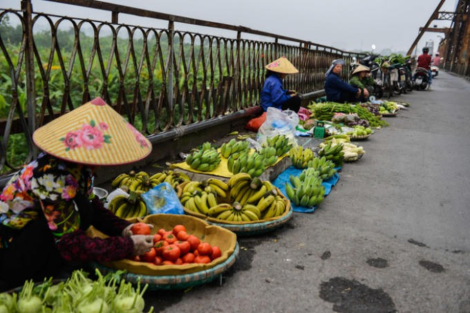 Cầu có lối dành cho người đi bộ nhưng nó đã bị lấn chiếm hoàn toàn.