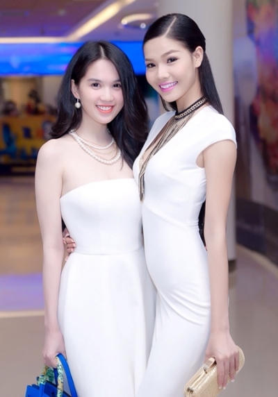 Đứng bên đàn chị Ngọc Trinh, trông Kỳ Hân cũng không hề kém cạnh. Ảnh: internet.