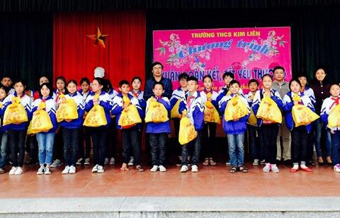 Các thầy cô giáo, quý vị phụ huynh và học sinh quyên góp tiền ủng hộ các em học sinh có hoàn cảnh khó khăn.