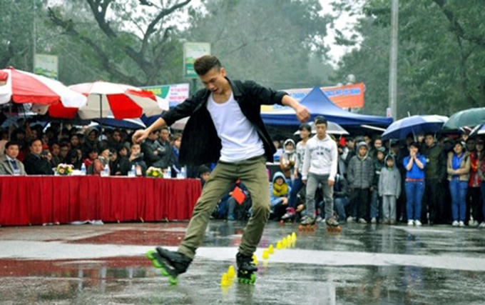 Bất chấp thời tiết các khán giả trẻ của Thủ đô Hà Nội vẫn nồng nhiệt đón nhận những chương trình nghệ thuật đường phố. Ảnh: Internet