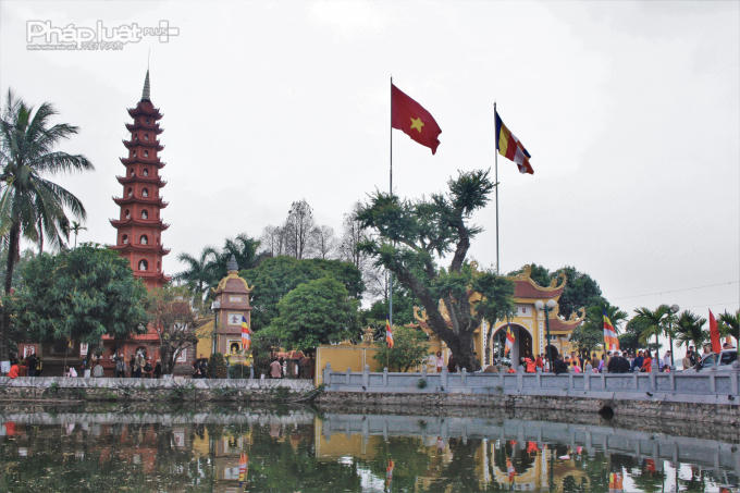 Chùa Trấn Quốc chật cứng người đi lễ đầu năm mới.