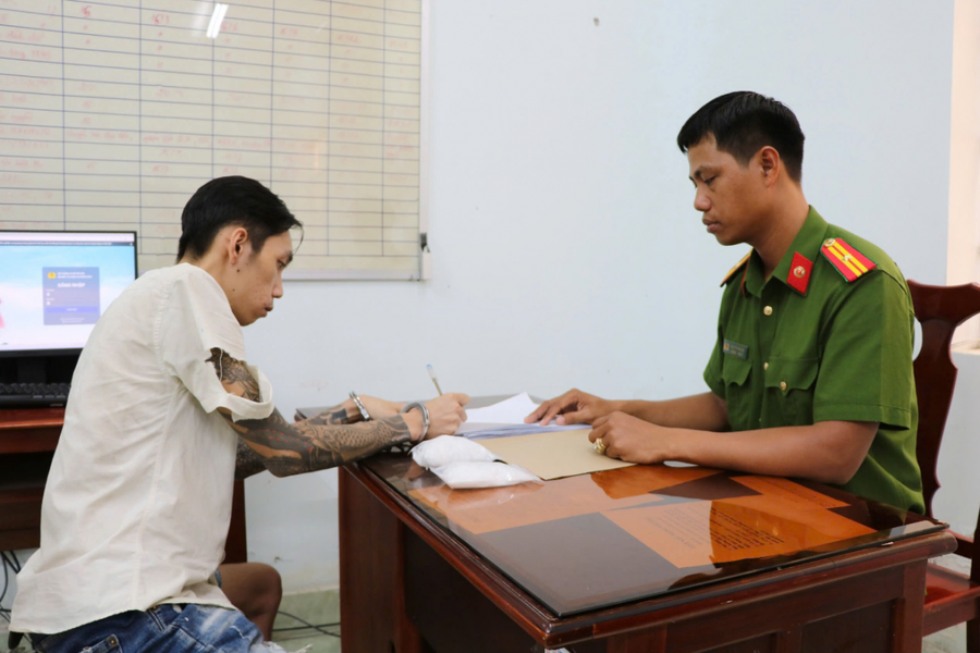 Lực lượng chức năng làm việc với đối tượng Trần Quốc Dương.