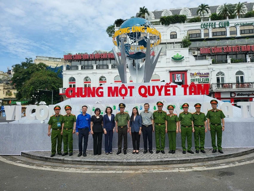 Các đại biểu tại chương trình “Chung một quyết tâm - Vì cộng đồng không ma túy”.
