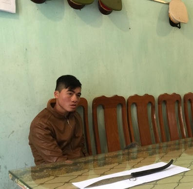 Đối tượng Triệu Văn Bông và con dao gây án tại cơ quan điều tra.