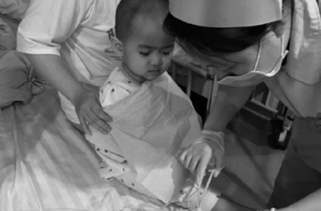 Gần 2 tuổi, 6 lần xạ trị, hơn 10 lần trọc tủy, cô bé vẫn an nhiên khiến triệu người rơi lệ