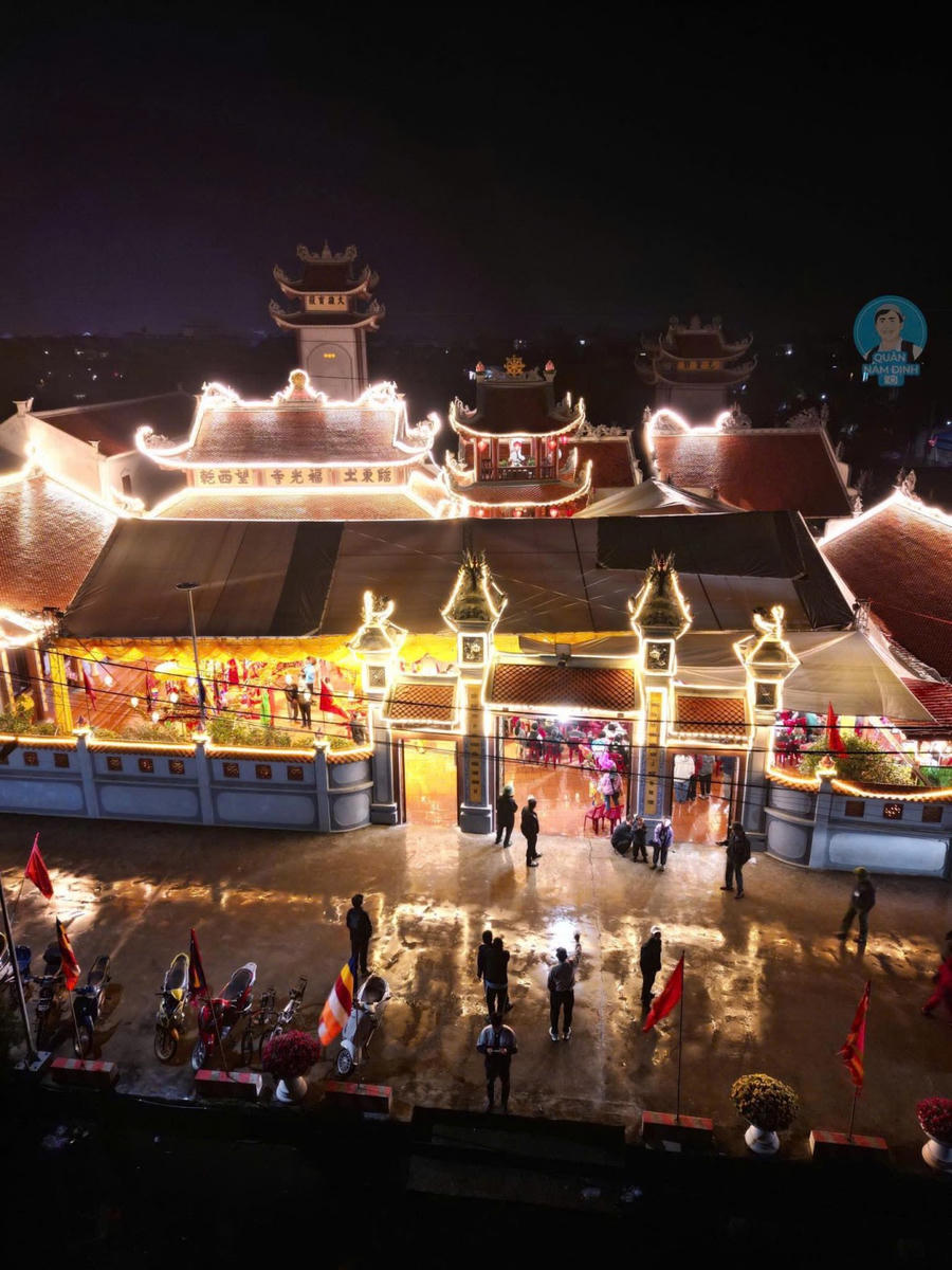 Mạt Lăng Tự lung linh huyền ảo về đêm.