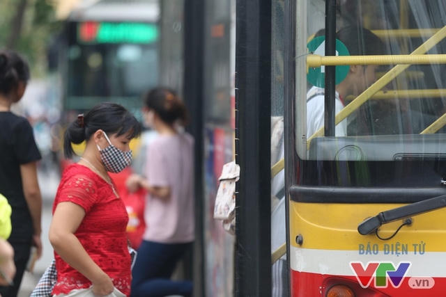 Người dân chờ xe bus luôn phải trang bị khẩu trang.