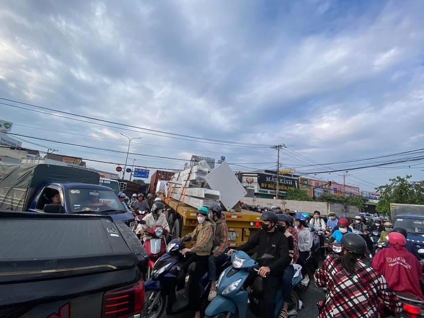 Ùn tắc tại ngã ba Lộc An trên QL51 từ sáng sớm.