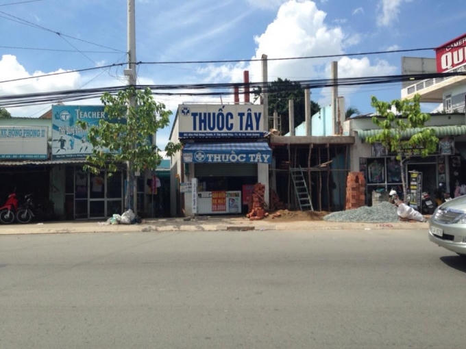 Nhìn từ bên ngoài, bảng hiệu của nhà thuốc này không có tên người đứng bán, số đăng kí và địa chỉ rõ ràng. Điều này trái với qui định của Bộ y tế về việc mở nhà thuốc.