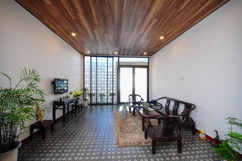 Bên trong ngôi nhà là sự kết hợp của yếu tố hiện đại và cổ điển.