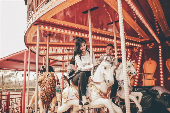 V&ograve;ng quay ngựa gỗ tại c&ocirc;ng vi&ecirc;n chủ đề Dragon Park lại đưa n&agrave;ng v&agrave; ch&agrave;ng v&agrave;o thế giới cổ t&iacute;ch thần ti&ecirc;n, diệu kỳ. Rất nhiều cặp đ&ocirc;i chọn nơi đ&acirc;y để ghi h&igrave;nh t&aacute;i hiện những th&aacute;ng ng&agrave;y y&ecirc;u đương l&atilde;ng mạn.