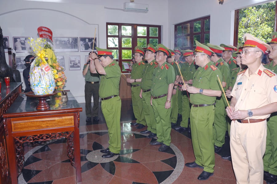 Đoàn Cụm thi đua số 05 (Bộ Công an) dâng hoa, dâng hương tại khu tưởng niệm Chủ tịch Hồ Chí Minh.