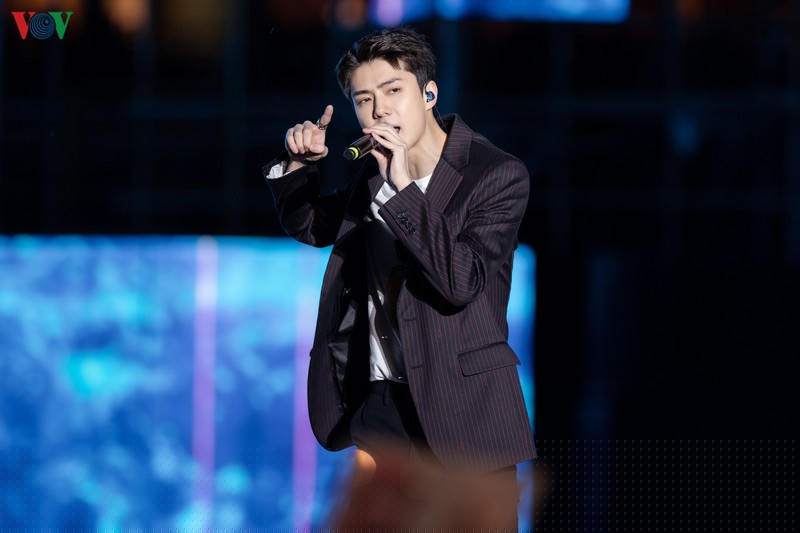 exo chanyeol doi non la, sehun chia se rat nho viet nam tai k-pop super concert hinh 2