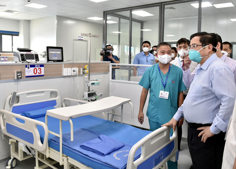 Thủ tướng Phạm Minh Chính kiểm tra Khu điều trị với các giường bệnh tiêu chuẩn và trang thiết bị y tế hiện đại.