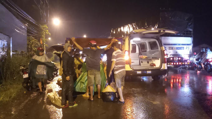 Thi thể nạn nhân được đưa khỏi hiện trường.
