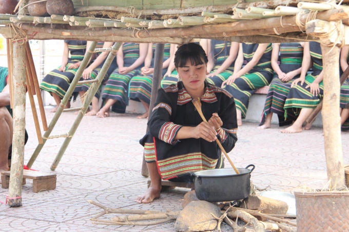 Phụ nữ M’Nông luộc măng và gà dưới kho lúa chuẩn bị cho buổi lễ.