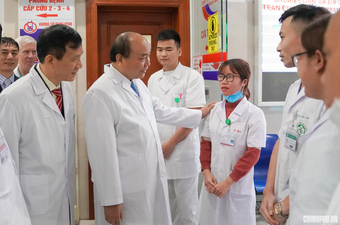 Thủ tướng thăm hỏi y, bác sỹ tại bệnh viện Bạch Mai.