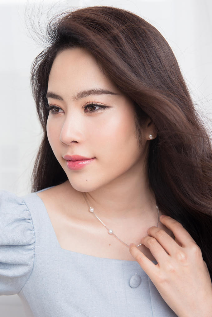 am Em ở thời điểm hiện tại vẫn là một cô gái trẻ trung, có chút “tăng động” đúng với lứa tuổi trẻ của mình nhưng cô nàng cũng thấm thía nỗi đau về chuyện tình cảm, về sức khỏe, về cả những áp lực cuộc sống.