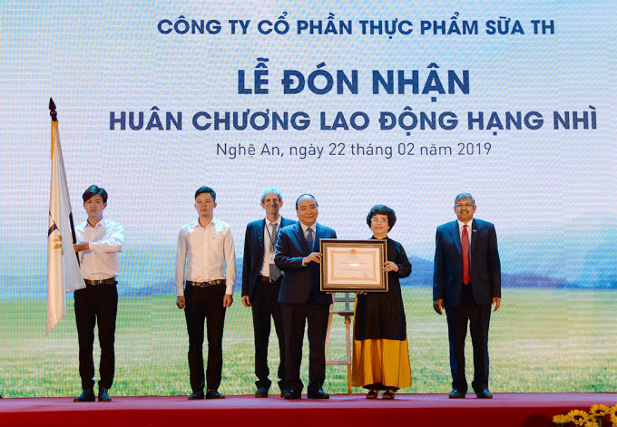 Thủ tướng Chính phủ trao Huân chương lao động hạng Nhì cho đại diện tập đoàn TH.