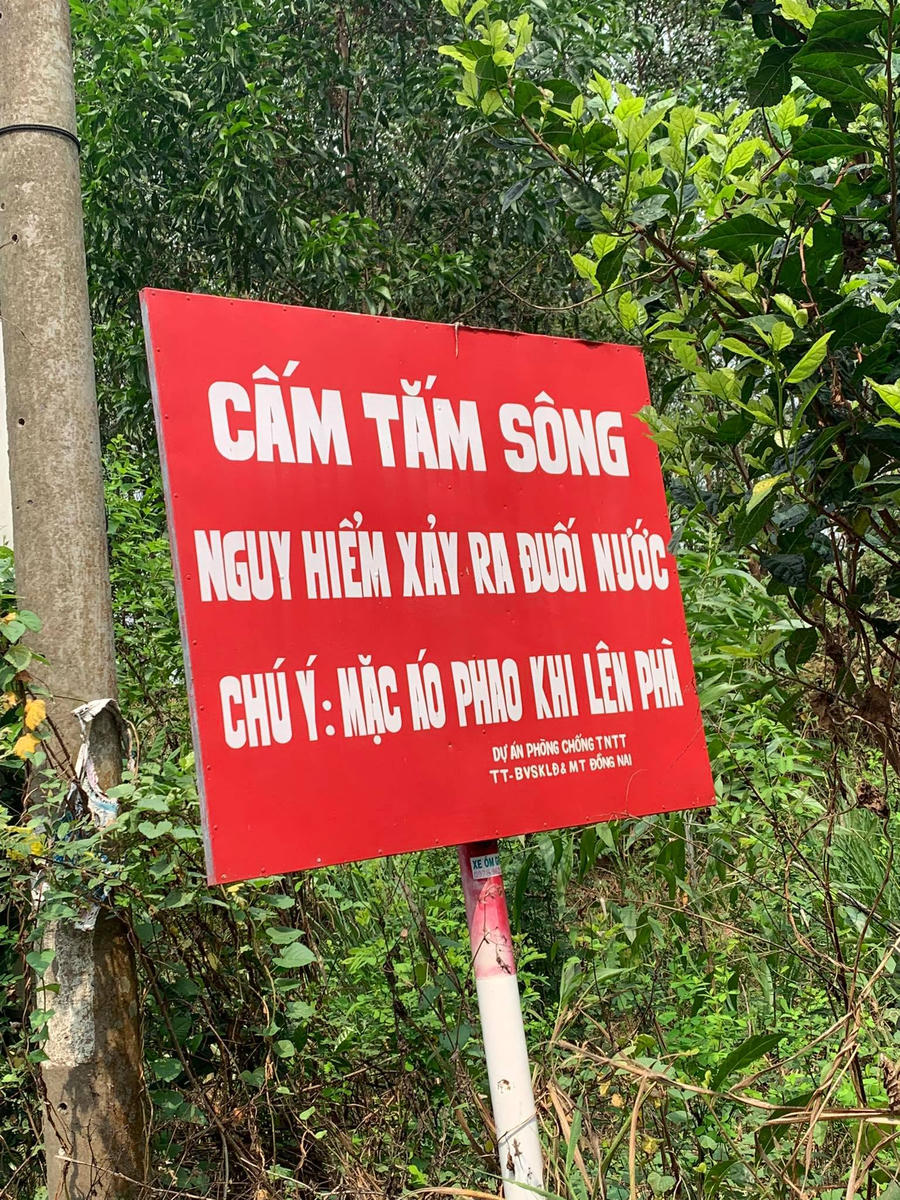 Dù có các biển cảnh báo nhắc nhở nhưng việc mặc áo phao khi đi phà vẫn bị làm lơ.