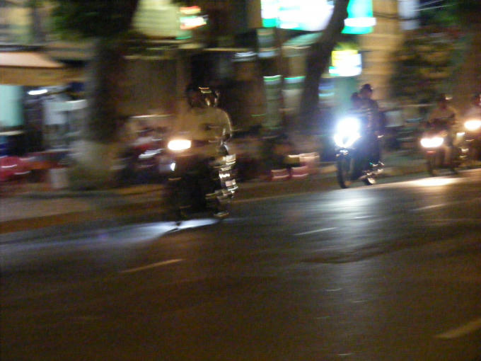 Xe ôtô – môtô sử dụng đèn pha sáng trắng tham gia giao thông ban đêm trong trung tâm TP Phan Thiết. 