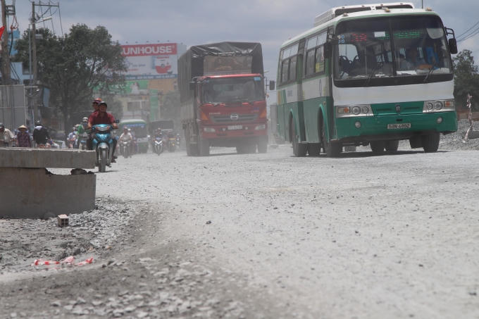 Khói bụi trắng xóa trên đường Kinh Dương Vương kéo dài hơn 2km từ vòng xoay An Lạc ( quận Bình Tân ) tới vòng xoay Phú Lâm (quận 6).