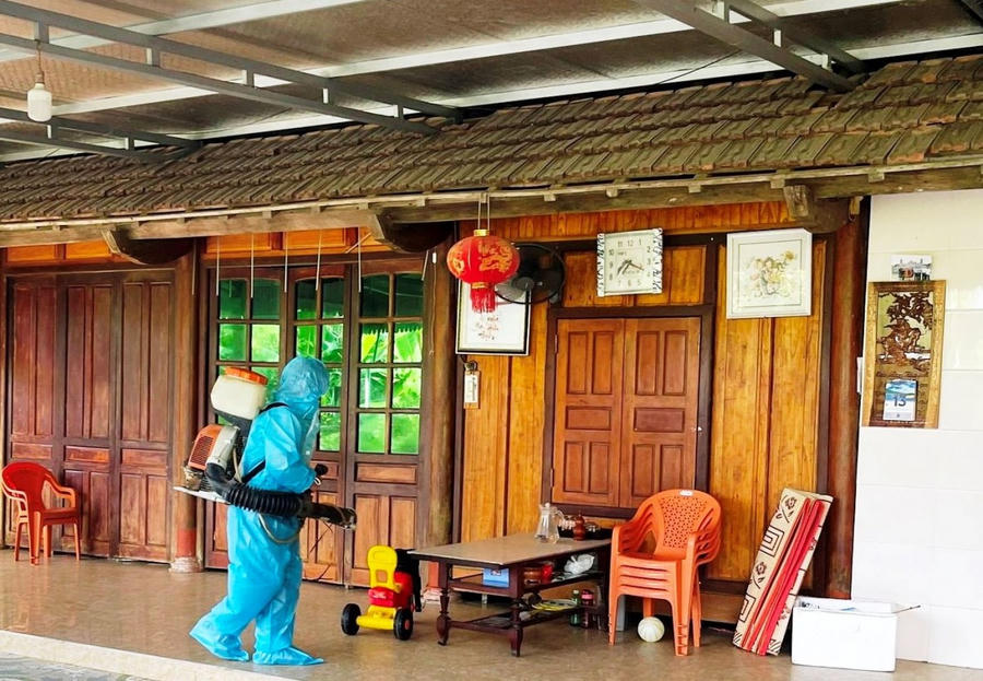 Phun hóa chất tiêu độc khử trùng tại nhà bệnh nghi nhiễm bệnh Bạch hầu tại xóm 2, xã Hà Linh, huyện Hương Khê. Ảnh: Sở Y tế tỉnh Hà Tĩnh