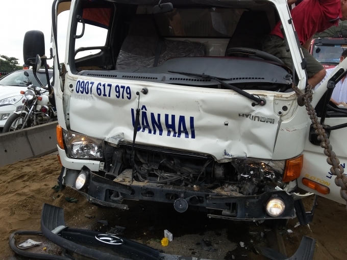 Chiếc xe tải biến dạng sau va chạm.